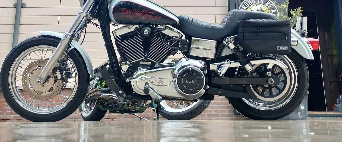 Harley Davidson Dyna changed to Dyna clubstyle with a Saddleman seat Biltwell handlebar and Thrashin bags