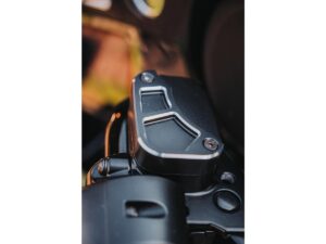 Front Brake Master Cylinder Cover Racing Black Cut, 08-13, 21-24 Touring, 14-16 FLHRC, 16 FLHR, (except 08 FLHRSE4, 08 FLHTCUSE3, 09 FLHTCUSE4, 09 FLTRSE3, 10 FLHTCUSE5, 10, 23-24 FLHXSE, 11 FLTRUSE, 11 FLHXSE2, 11 FLHTCUSE6, 12 FLHTCUSE7, 12 FLHXSE3, 12, 23-24 FLTRXSE, 13 FLHRSE5, 13 FLHTCUSE8, 13 FLTRXSE2, 13 FLTRXSE2 ANV, 24 FLHX, 24 FLTRX, 24 FLTRXSTSE) - Image 3