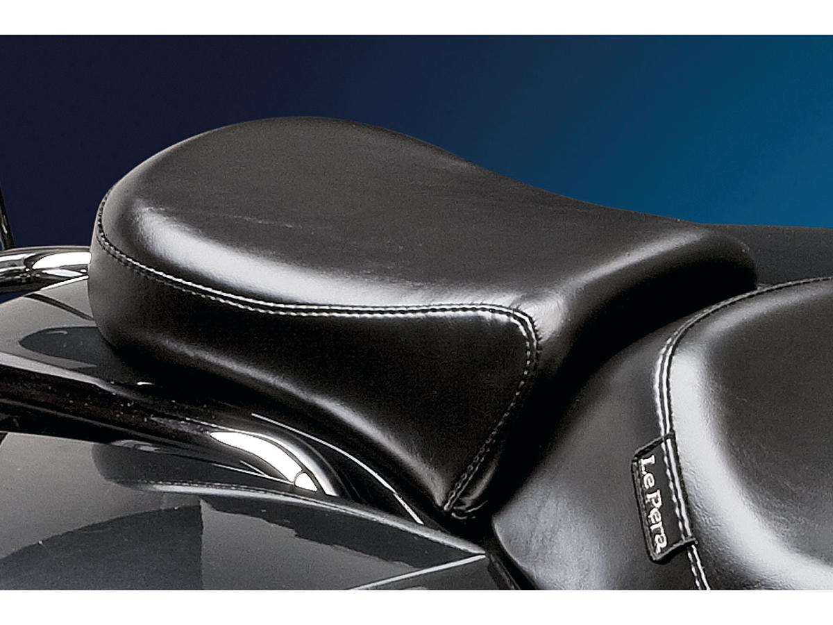 Bare bones gel pillion pad smooth black vinyl, 02-07 touring, (except 02-03 flhrsei, 02-06 flhrci, 02-03, 07 flhr, 02, 04-06 flhri, 04-06 flhrsi, 07 flhrs, 07 flhrse3, 07 flhrc) 1 Le pera