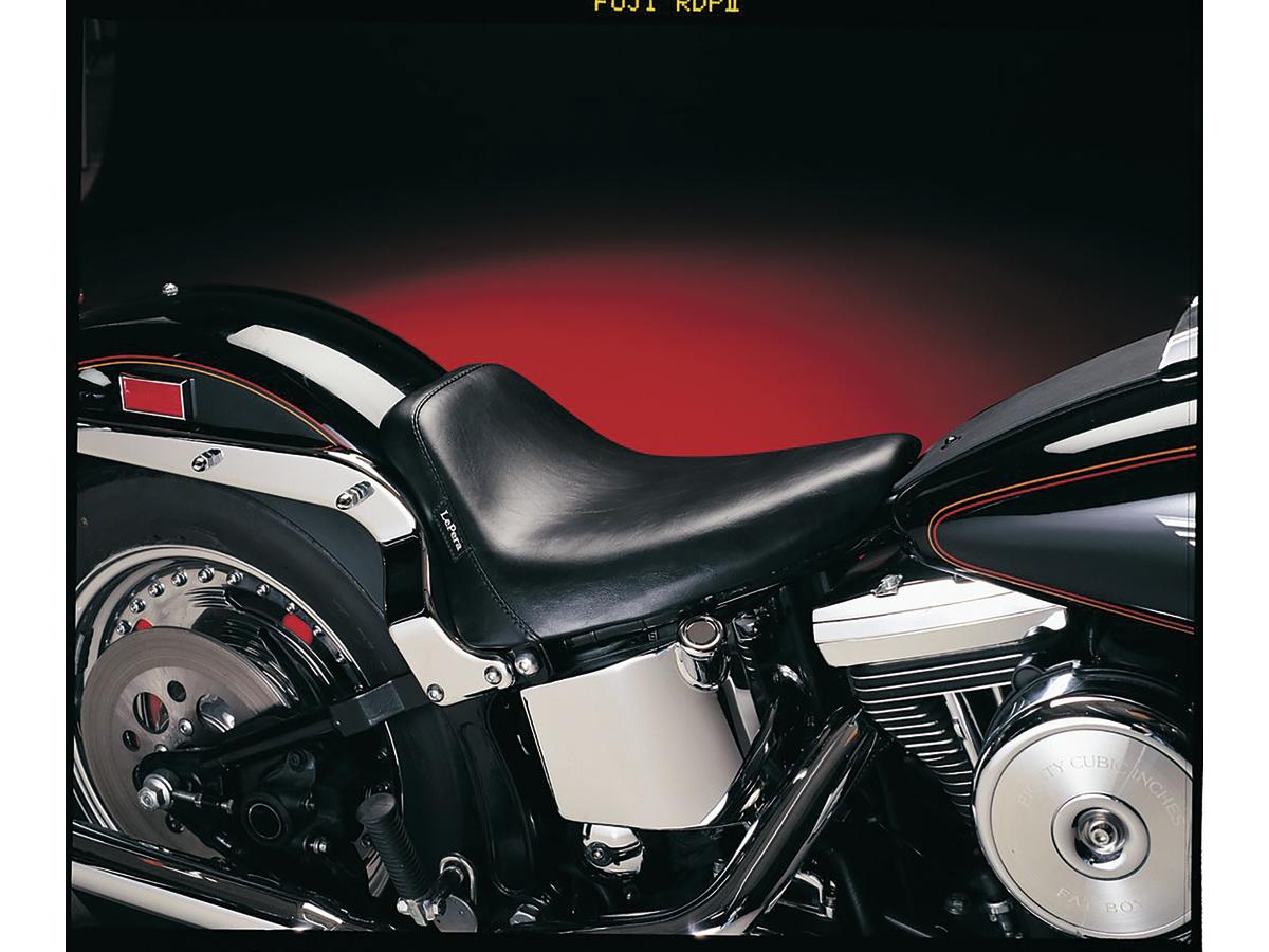 Bare bones gel solo seat smooth black vinyl, 00-07 softail, (except 00-03, 05, 07 fxstd, 01-06 fxstdi, 06 flstfse2, 06 fxstbi, 06 fxsti, 06 fxstsi, 07 flstf, 07 fxst, 07 fxstb, 07 fxstc, 07 fxstsse) 1 Le pera