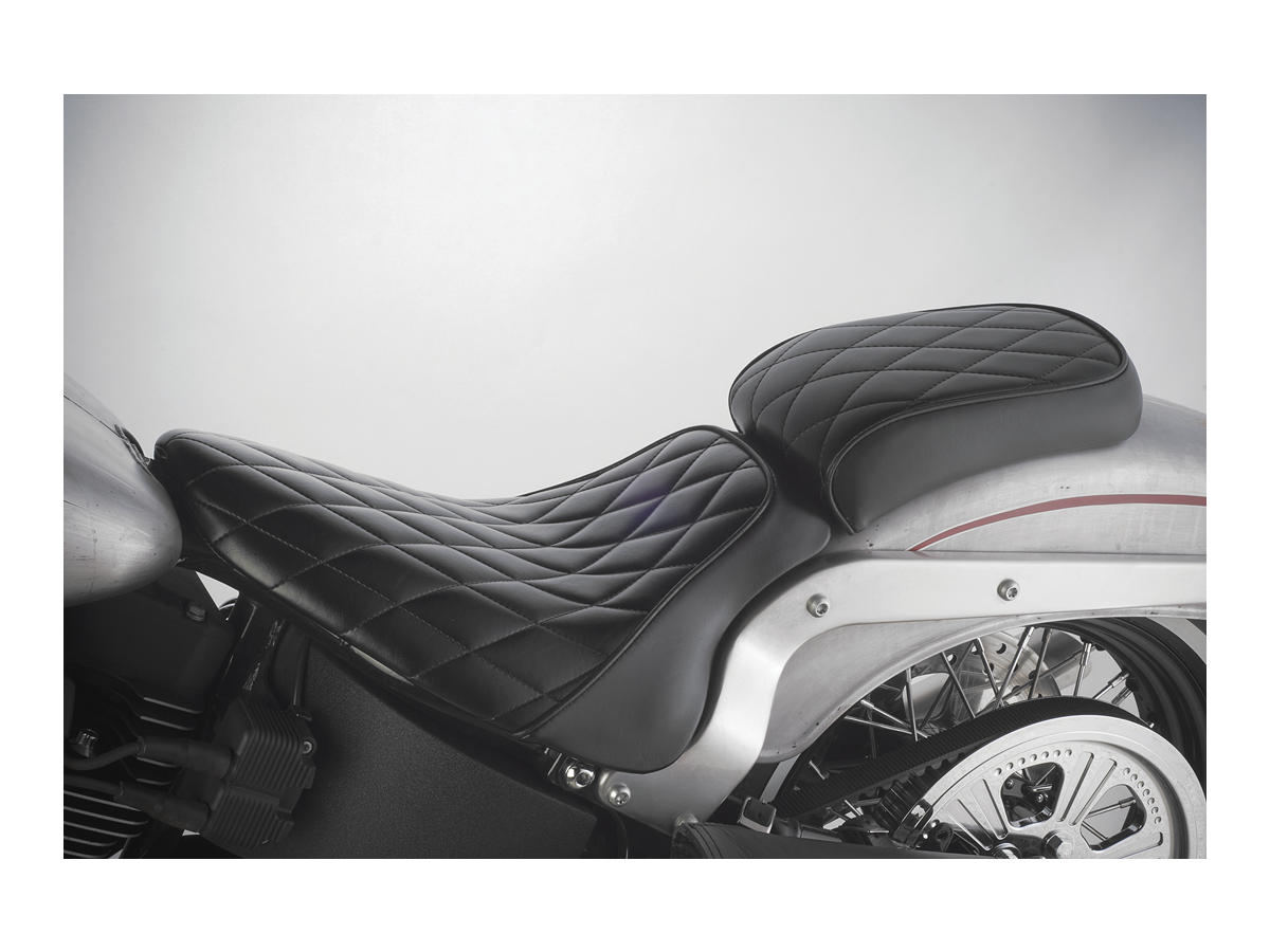Hot rod series diamond pillion pad black vinyl, 00-05 softail, 06 flstci, 06 flstf, 06 flstfi, 06 flsti, 06 flstni, 06 flstsci, 07 flstc, 07 flstn, 07 flstsc 1 Le pera