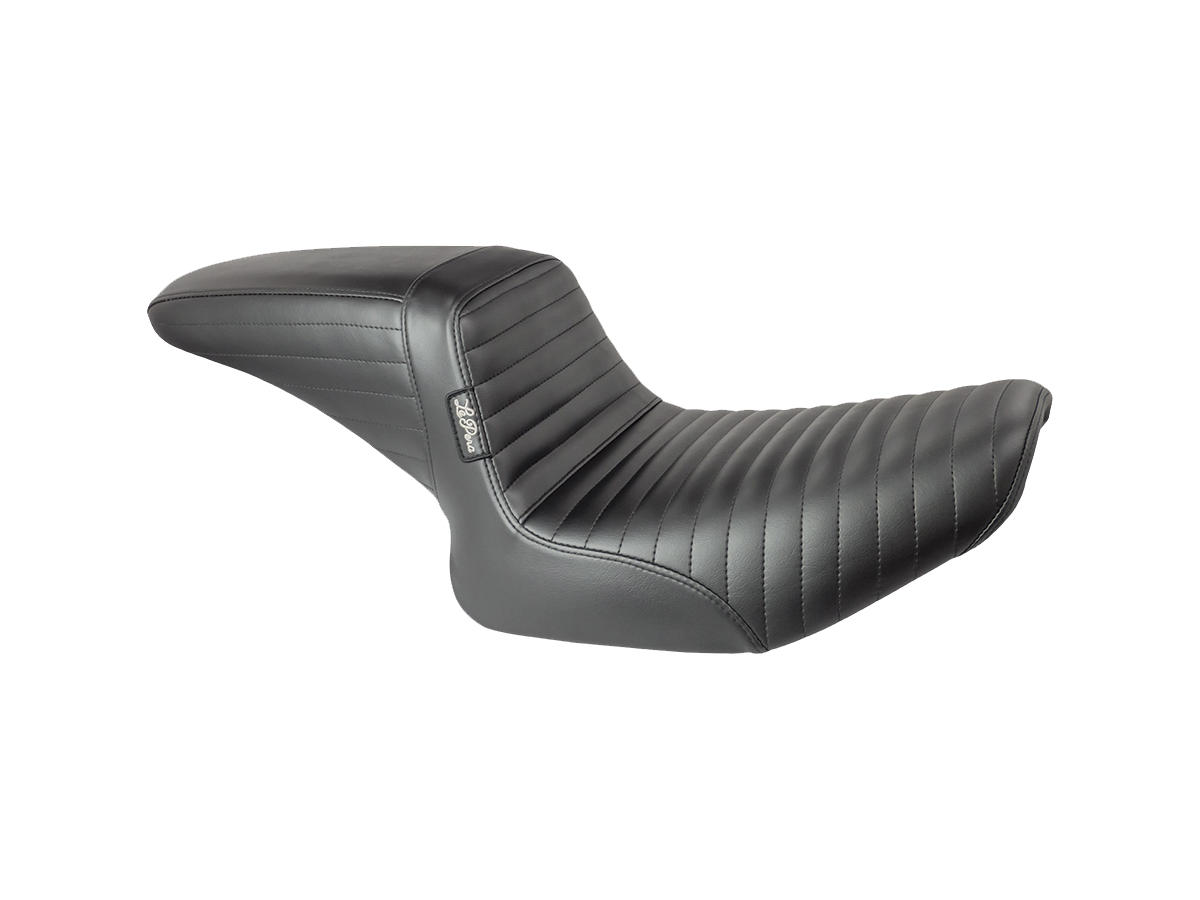 Kickflip seat pleated stitch black vinyl, 18-19, 23-25 fxbr, 18-20 fxbrs 114, 18 fxbrs 114 anx, 21-22 fxbrs 1 Le pera