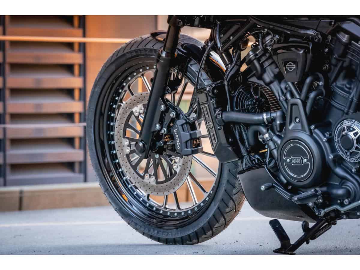 Axial front brake caliper adapter for 340 mm brake disc black front left, 22-24 nightster rh975, 23-24 nightster special rh975s 1 Thunderbike